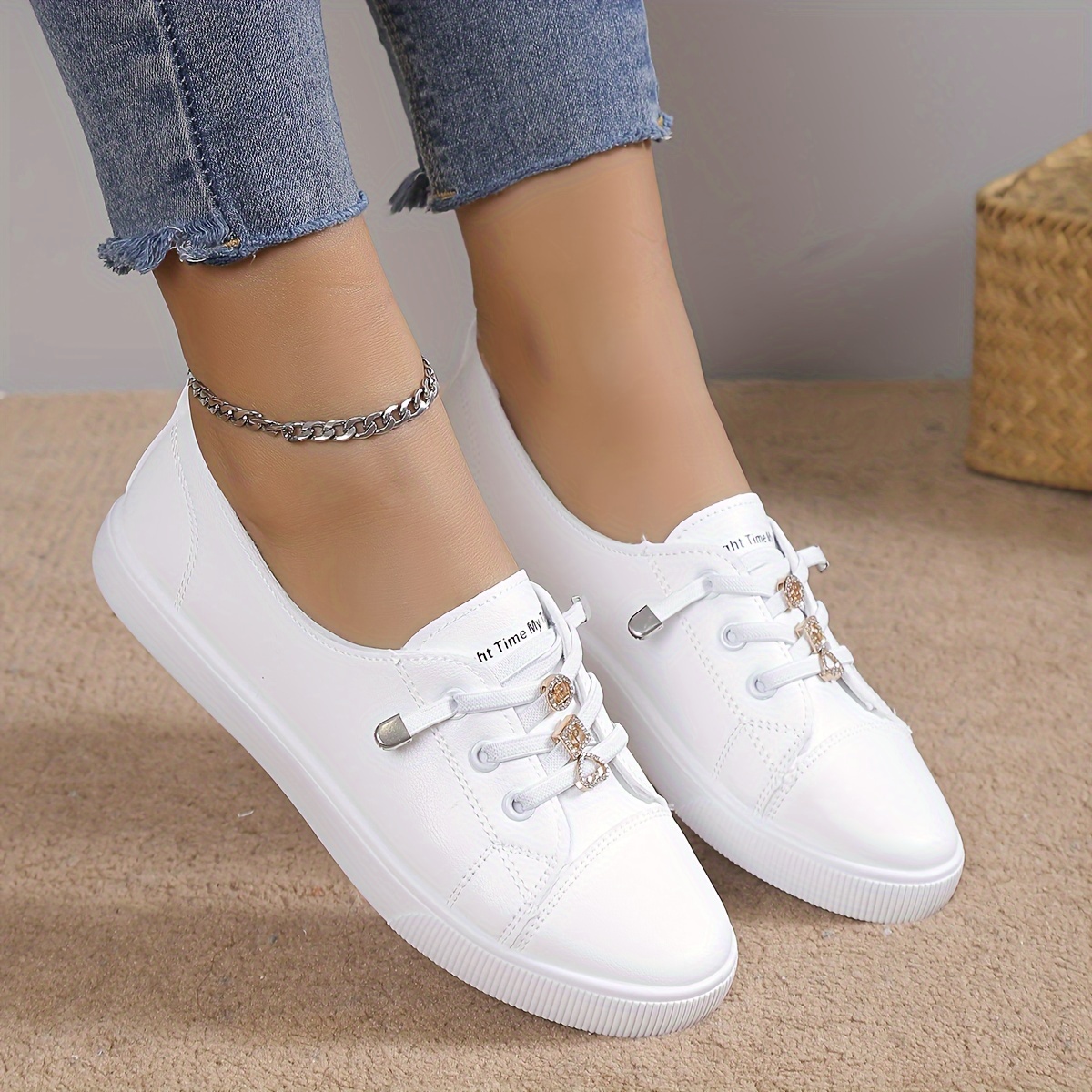 Lightweight Women's Skate Shoes - Versatile White Low Tops, Comfortable Casual Sneakers for All-Day Wear, Perfect for Outdoor Activities & Holidays